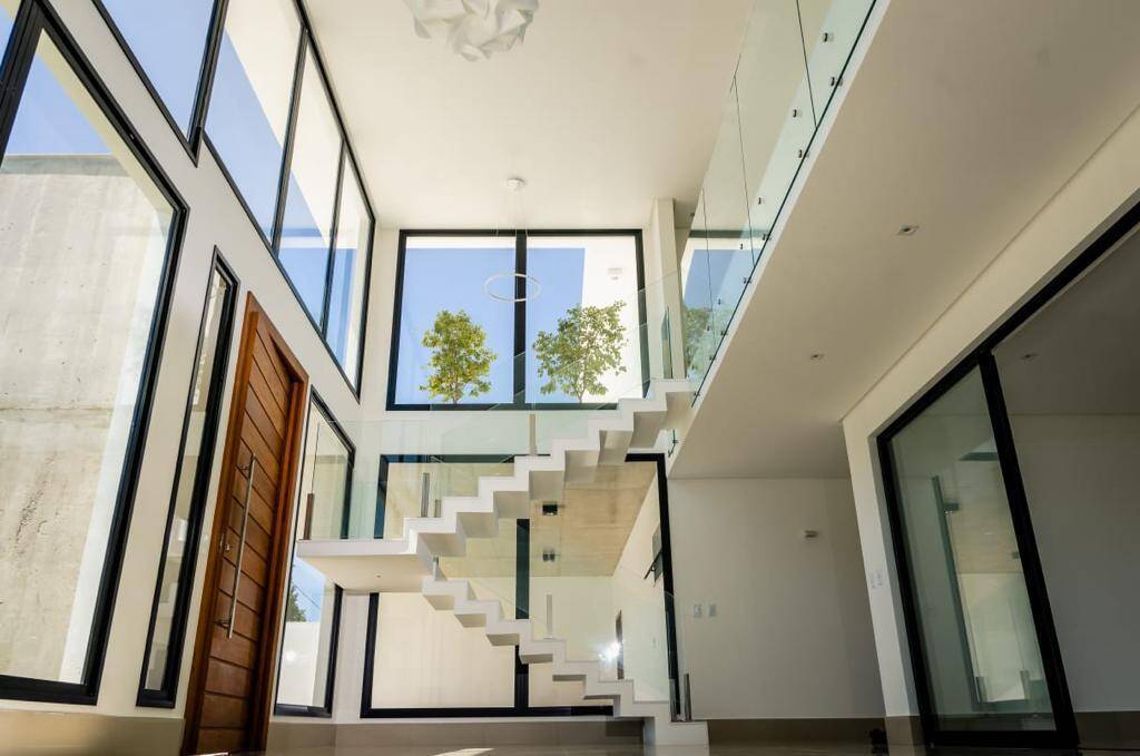 Casa de alto padrão em condomínio fechado