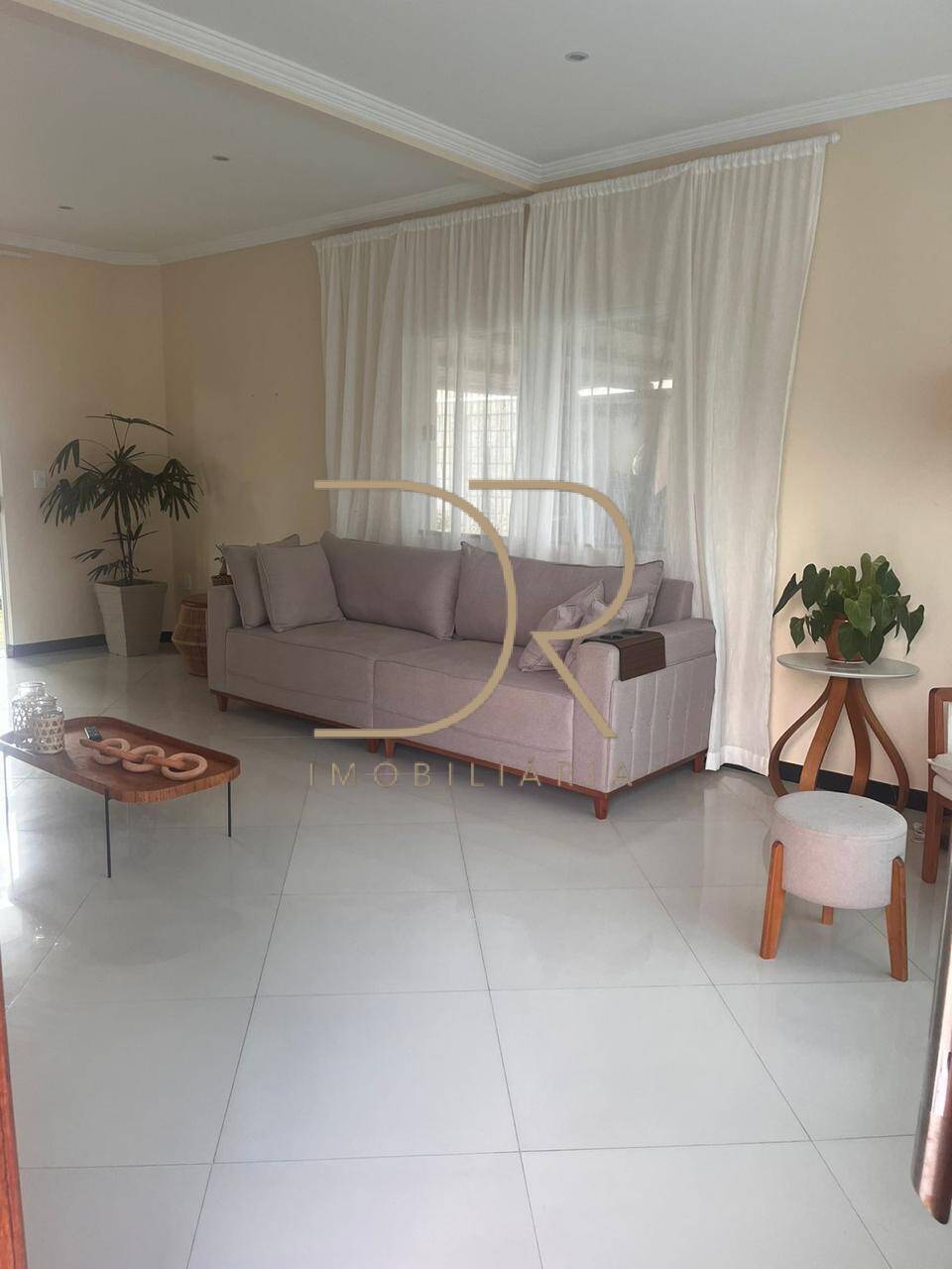 Casa com 4 quartos sendo 3 suítes com Piscina em Condomínio Fechado.
