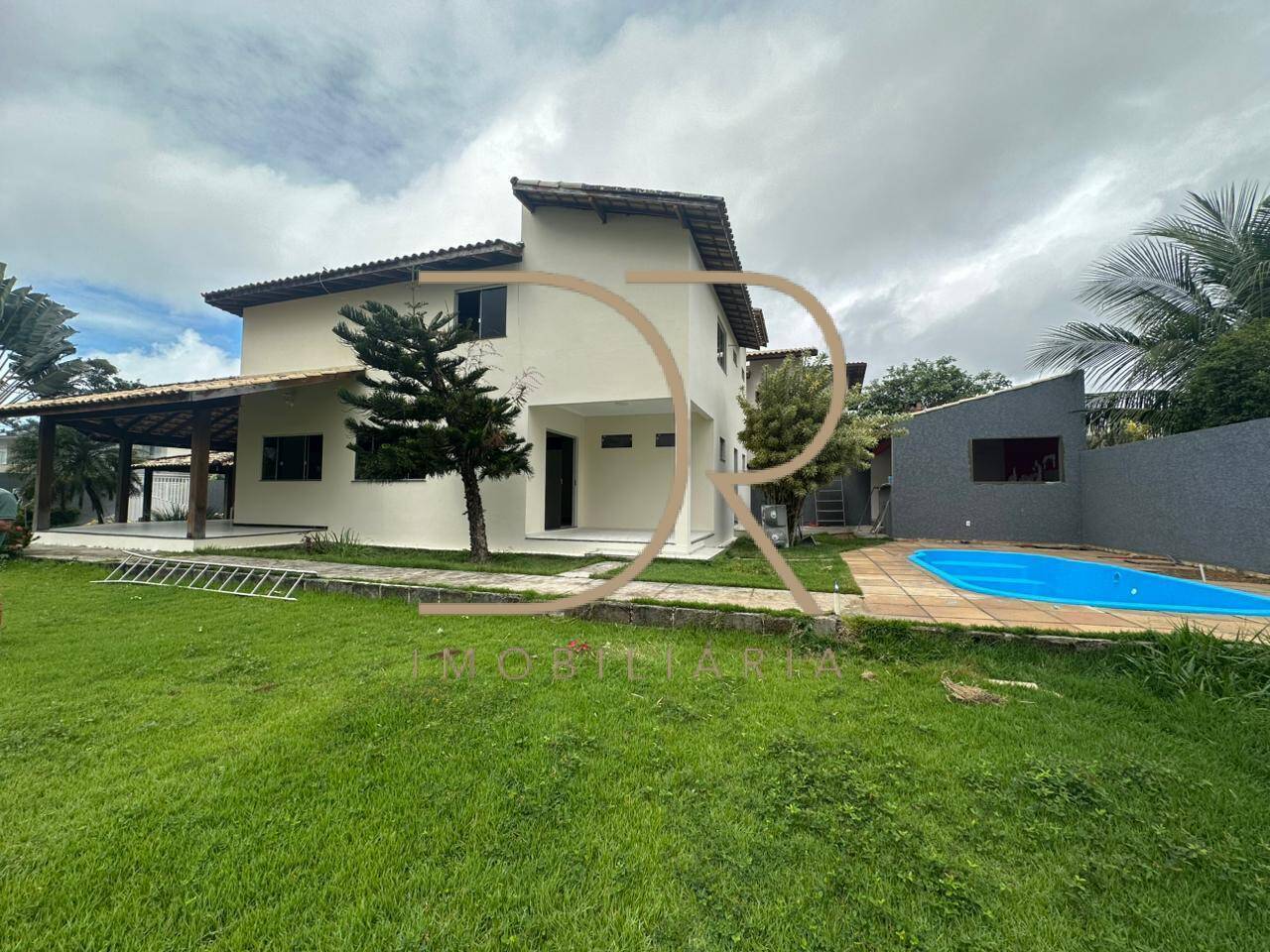 Casa com Piscina, Área Verde e 3 Suítes e 1 quarto social