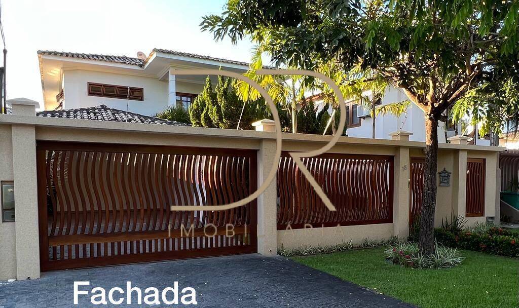 Casa charmosa com lago em frente À pracinha.